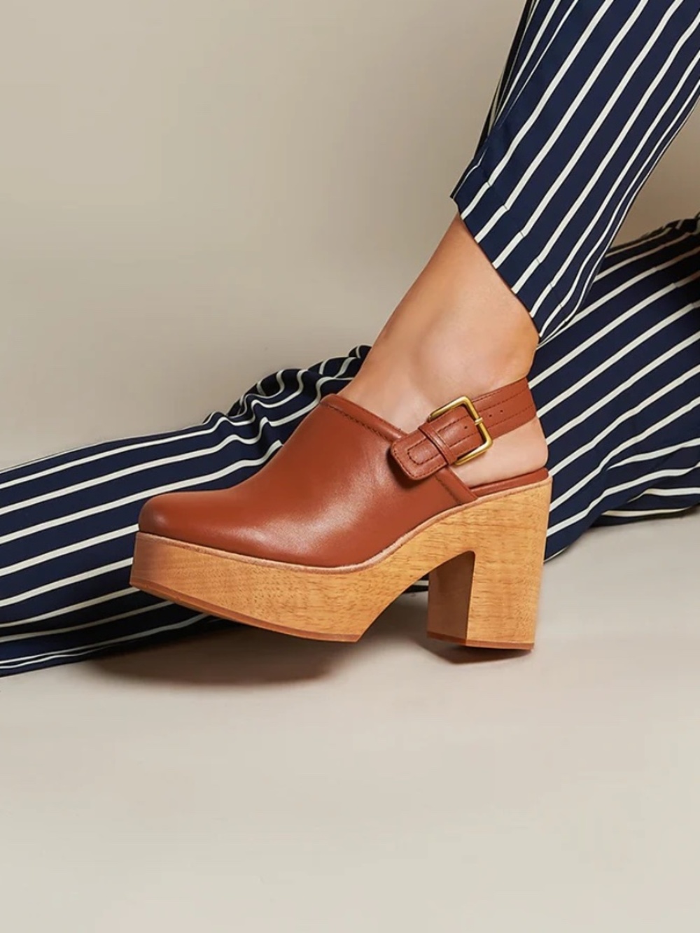 Bonnie Clog in Luggage (Brown), size 10